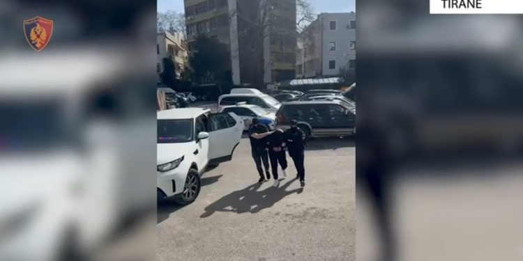 EMRAT/ Kapen duke shitur drogë, dy të arrestuar në Tiranë, sekuestrohen 3 kg kanabis