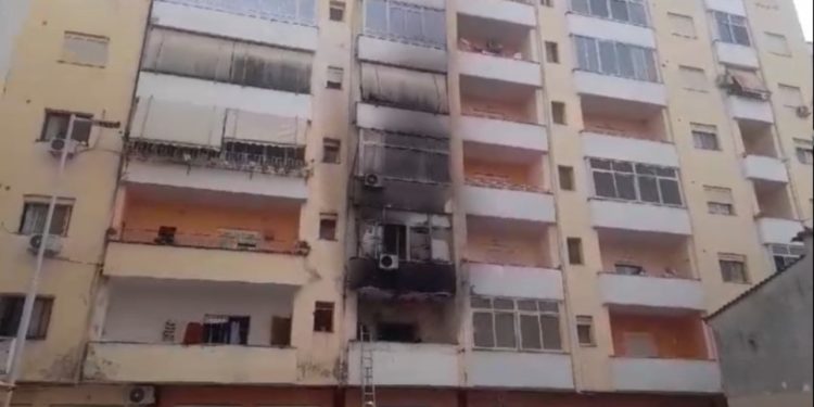 Shpërthejnë dy bombula gazi, përfshihet nga flakët apartamenti në Vlorë