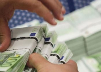 Shqiptarët “braktisin” euron, bie euroizimi i kredisë për të dytin vit radhazi