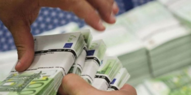 Shqiptarët “braktisin” euron, bie euroizimi i kredisë për të dytin vit radhazi