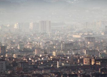 Ndotja e ajrit dhe pensionet e ulëta, nxitës të rinj të emigracionit