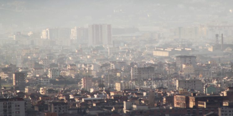 Ndotja e ajrit dhe pensionet e ulëta, nxitës të rinj të emigracionit