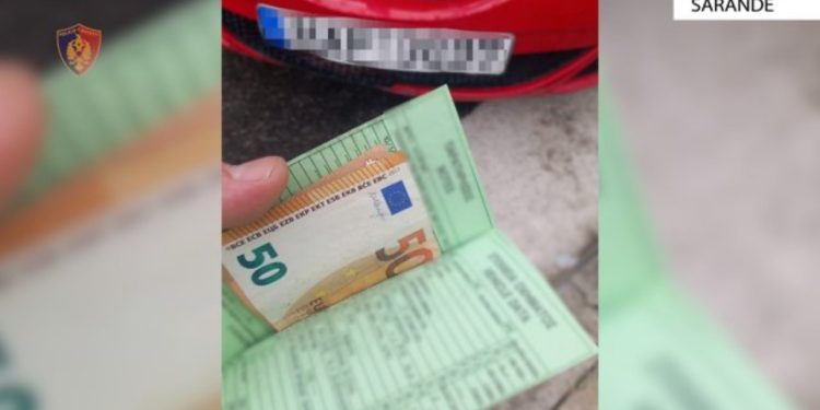 Drejtonte automjetin pa leje dhe tentoi të korruptojë policinë, arrestohet 35-vjeçari