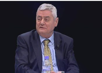 Dash Shehi dorëzon listat, kandidon në Tiranë me Alibeajn