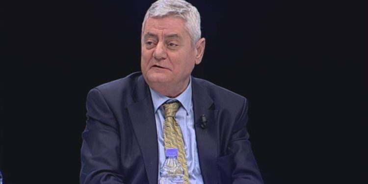 Dash Shehi dorëzon listat, kandidon në Tiranë me Alibeajn