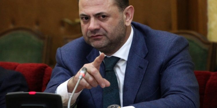 Tom Doshi dorëzon listat, vetë kandidon i pari në Shkodër