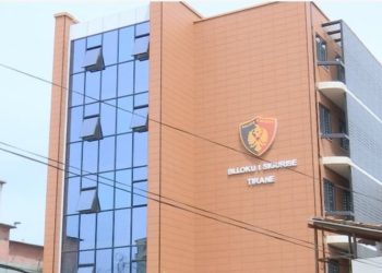 I arrestuar për vjedhje, vetëvaret me tuta 46-vjeçari në bllokun e sigurisë në Tiranë