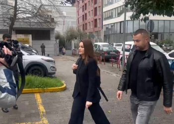 Kërkon zhbllokimin e llogarive bankare, Ajola Xoxa paraqitet për seancën në GJKKO