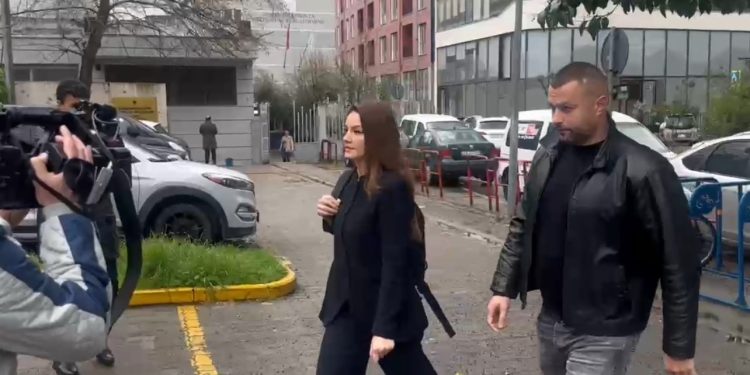 Kërkon zhbllokimin e llogarive bankare, Ajola Xoxa paraqitet për seancën në GJKKO