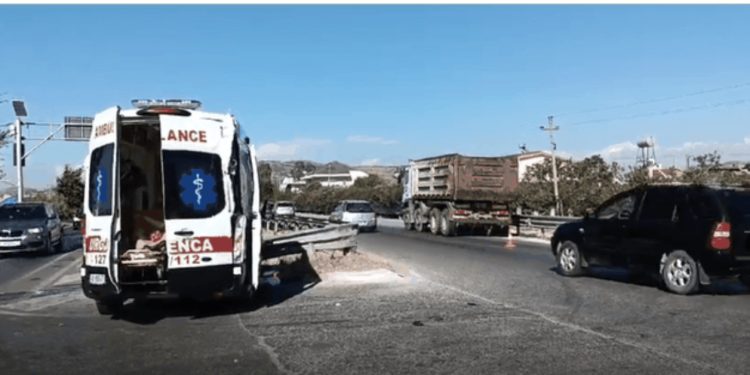 EMRI/ Automjeti përplaset me ambulancën në aksin Shkodër-Koplik, humb jetën drejtuesi i makinës