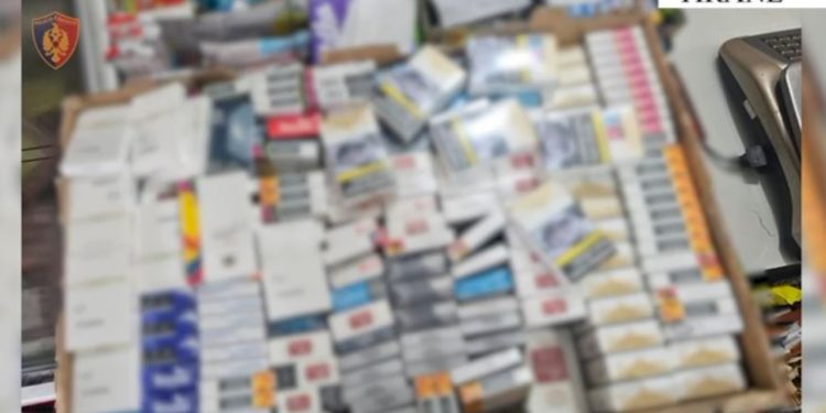 Arrestohen dy persona në Tiranë, sekuestrohen 324 paketa cigare kontrabandë