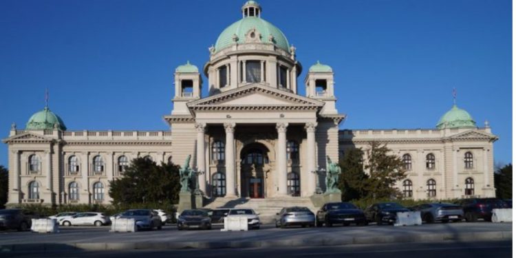Nesër protesta masive “zbarkon” në Beograd! Parlamenti serb mbyllet për arsye sigurie, studentë nga të gjitha qytetet e Serbisë nisen drejt kryeqytetit
