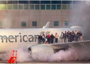 VIDEO/ Aeroplani me 178 persona bën ulje emergjente, merr flakë në pistë