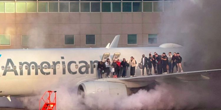 VIDEO/ Aeroplani me 178 persona bën ulje emergjente, merr flakë në pistë