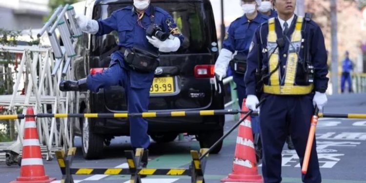 Vritet influencerja e njohur gjatë transmetimit në Youtube, autori e maskaron me thikë