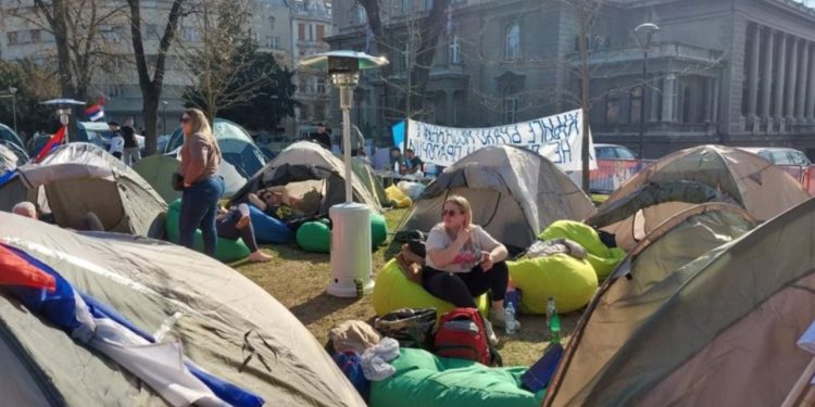 Protestat masive qytetare, serbët e Kosovës udhëtojnë drejt Beogradit për të mbrojtur presidentin Vuçiç