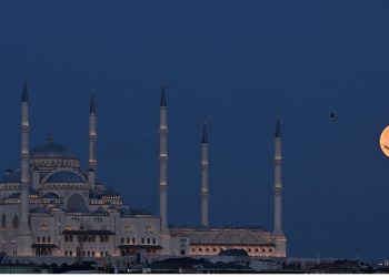 Pamje fantastike/ Hëna e plotë dhuron “show” në Stamboll