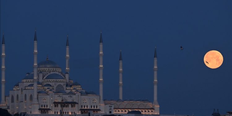 Pamje fantastike/ Hëna e plotë dhuron “show” në Stamboll