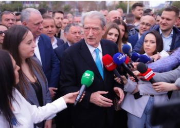 Largimi i Dashnor Sulës/ “Midis betejës në sheshin e burrave zgjodhi Tikun”, Berisha: Bëri gabim, por prapë ka kohë ta mendojë