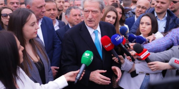 Largimi i Dashnor Sulës/ “Midis betejës në sheshin e burrave zgjodhi Tikun”, Berisha: Bëri gabim, por prapë ka kohë ta mendojë