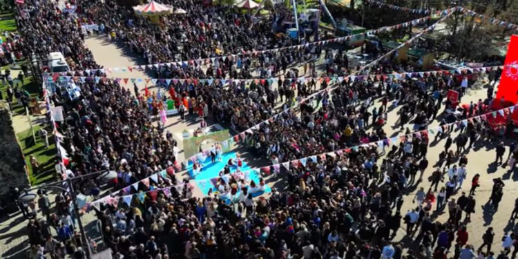 FOTO/ Qytetarë të shumtë festojnë Ditën e Verës në Elbasan, muzika dhe njerëzit “pushtojnë” qytetin