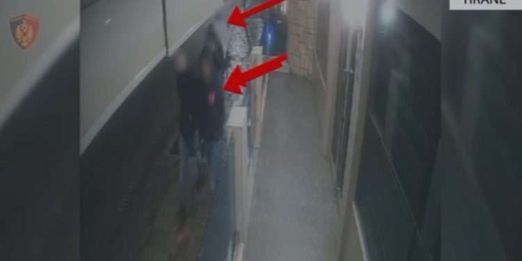 Vodhën banesën e tre shtetaseve të huaja, arrestohen katër vëllezërit në Tiranë