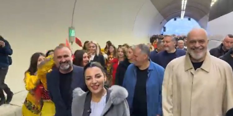 LIVE-Më në fund hapet Tuneli i Murrizit