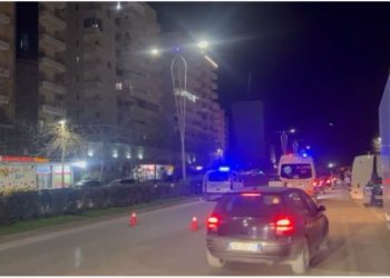 I dehur në timon! 34-vjeçari përplasi disa mjete dhe tentoni t’i largohej Policisë, arrestohet shoferi i “Benz-it”