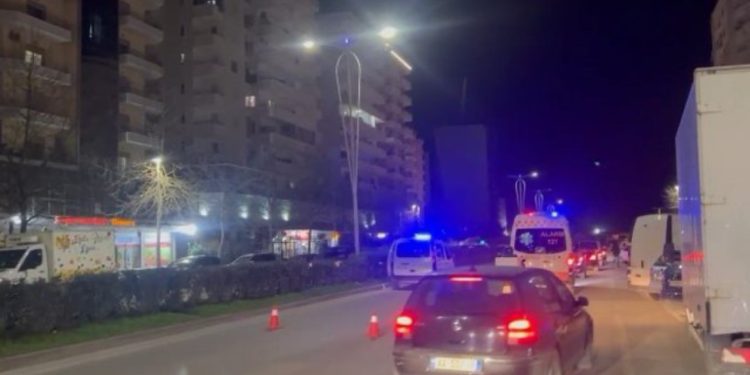 I dehur në timon! 34-vjeçari përplasi disa mjete dhe tentoni t’i largohej Policisë, arrestohet shoferi i “Benz-it”