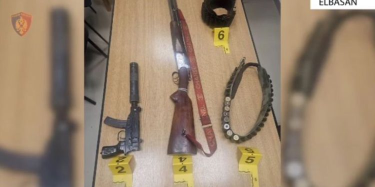 EMRI/ Plagosje me armë zjarri në Elbasan, arrestohet autori, i gjendet një automatik me silenciator
