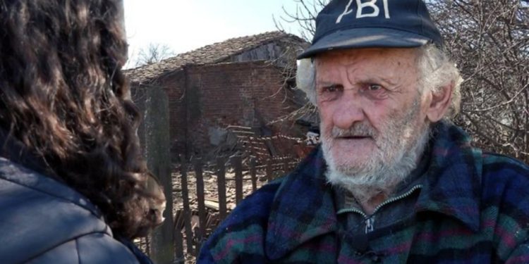 Jeton në kushte çnjerëzore, njihuni me historinë e trishtë të 80-vjeçarit nga Laçi