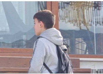 Historia që të rrënqeth shpirtin e vogëlushit, babai i ka ndërruar jetë nëna e sëmurë. Ai shet lajthi