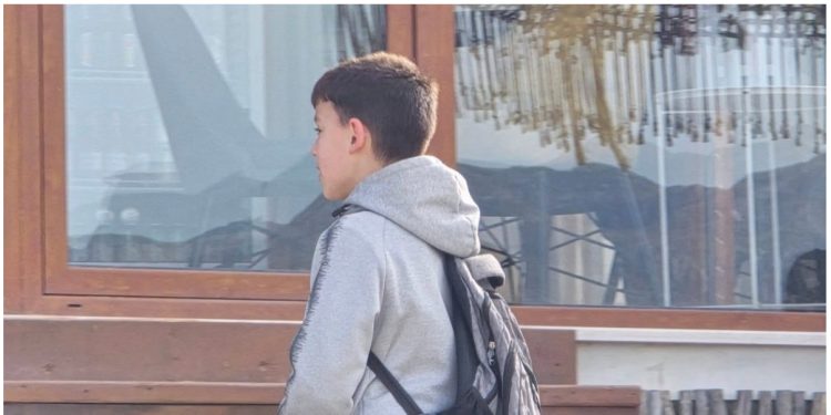 Historia që të rrënqeth shpirtin e vogëlushit, babai i ka ndërruar jetë nëna e sëmurë. Ai shet lajthi