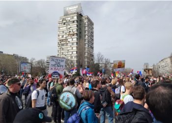 Protestat masive në Beograd/ Studentët mbajnë 15 minuta heshtje