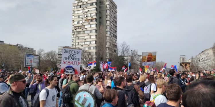 Protestat masive në Beograd/ Studentët mbajnë 15 minuta heshtje