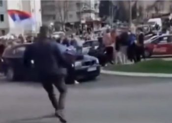 VIDEO/ Beograd, makina futet mes turmës dhe përplas protestuesen