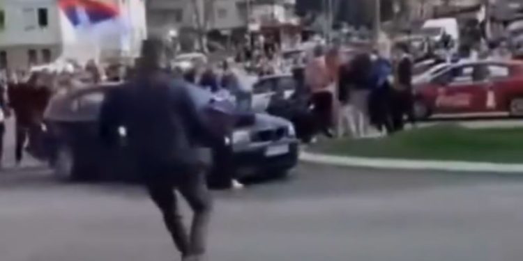 VIDEO/ Beograd, makina futet mes turmës dhe përplas protestuesen