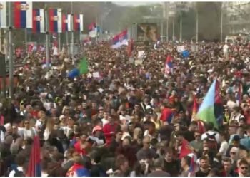 Pamje me dron nga protesta në Beograd/ Mijëra qytetarë të ndarë në turma bllokojnë rrugët