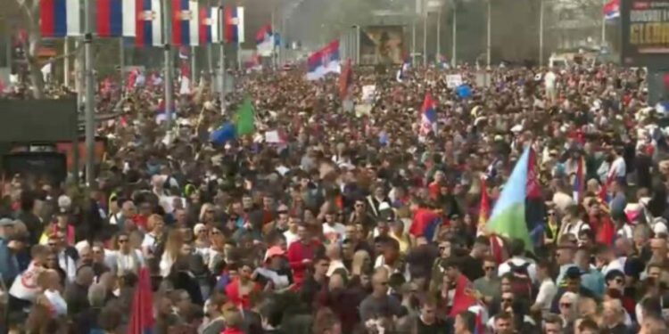 Pamje me dron nga protesta në Beograd/ Mijëra qytetarë të ndarë në turma bllokojnë rrugët
