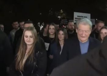“O Sali o hero”/ Berisha mbërrin në protestë, qytetarët e presin me brohoritje