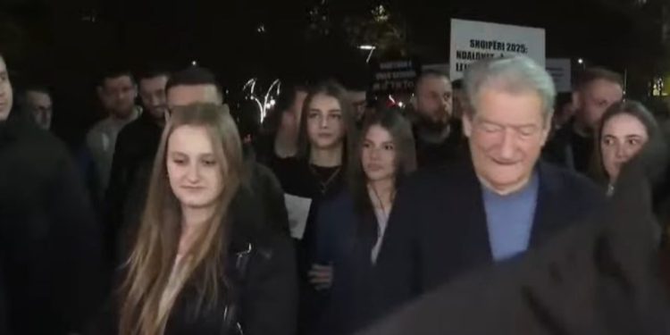 “O Sali o hero”/ Berisha mbërrin në protestë, qytetarët e presin me brohoritje