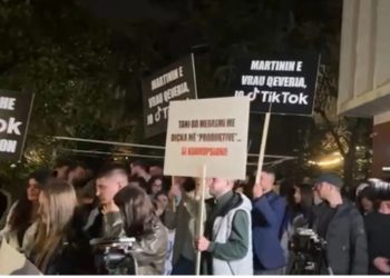 LIVE-Protestë përmes pankartave: Ndalohet TikTok, lejohet korrupsioni