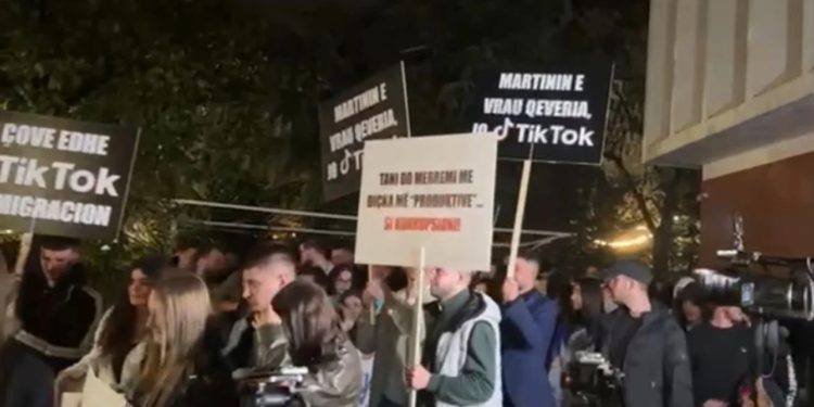 LIVE-Protestë përmes pankartave: Ndalohet TikTok, lejohet korrupsioni