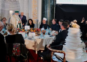 Baba Mondi surprizon kryetaren e Kuvendit me rastin e ditëlindjes, i dhuron Spiropalit një tortë në prag iftari