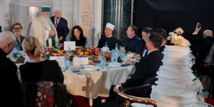 Baba Mondi surprizon kryetaren e Kuvendit me rastin e ditëlindjes, i dhuron Spiropalit një tortë në prag iftari