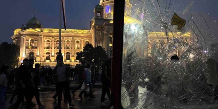 Mbyllet protesta masive në Serbi/ Ministria e Punëve të Brendshme: Në tubim morën pjesë 107 mijë qytetarë!