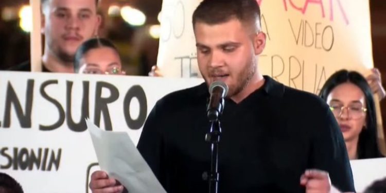 Mbyllja e TikTok/ I riu nga protesta: Shqipëria e sëmurë ka nevojë për një doktor dhe jo një artist!