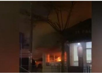 Përfshihet nga flakët “Fast-Foodi”në Tiranë, dyshimet e para