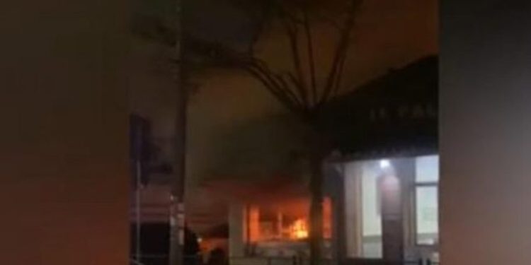 Përfshihet nga flakët “Fast-Foodi”në Tiranë, dyshimet e para