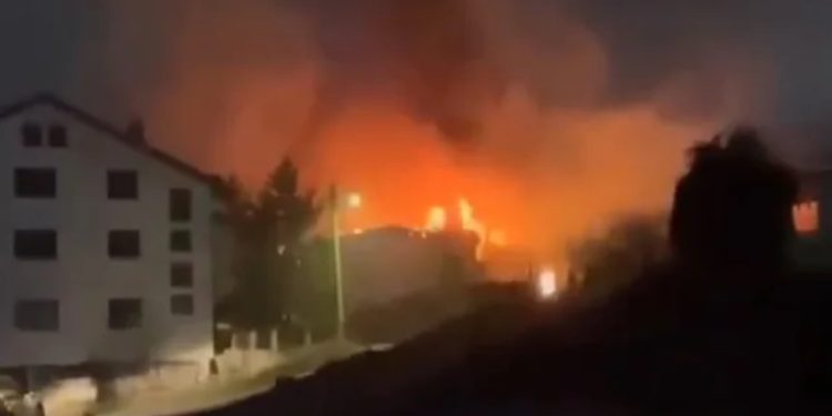 Koncerti kthehet në tragjedi në Maqedoninë e Veriut/ Rreth 1500 persona ndodheshin në klubin e natës, zjarri u shkaktua nga fishekzjarret